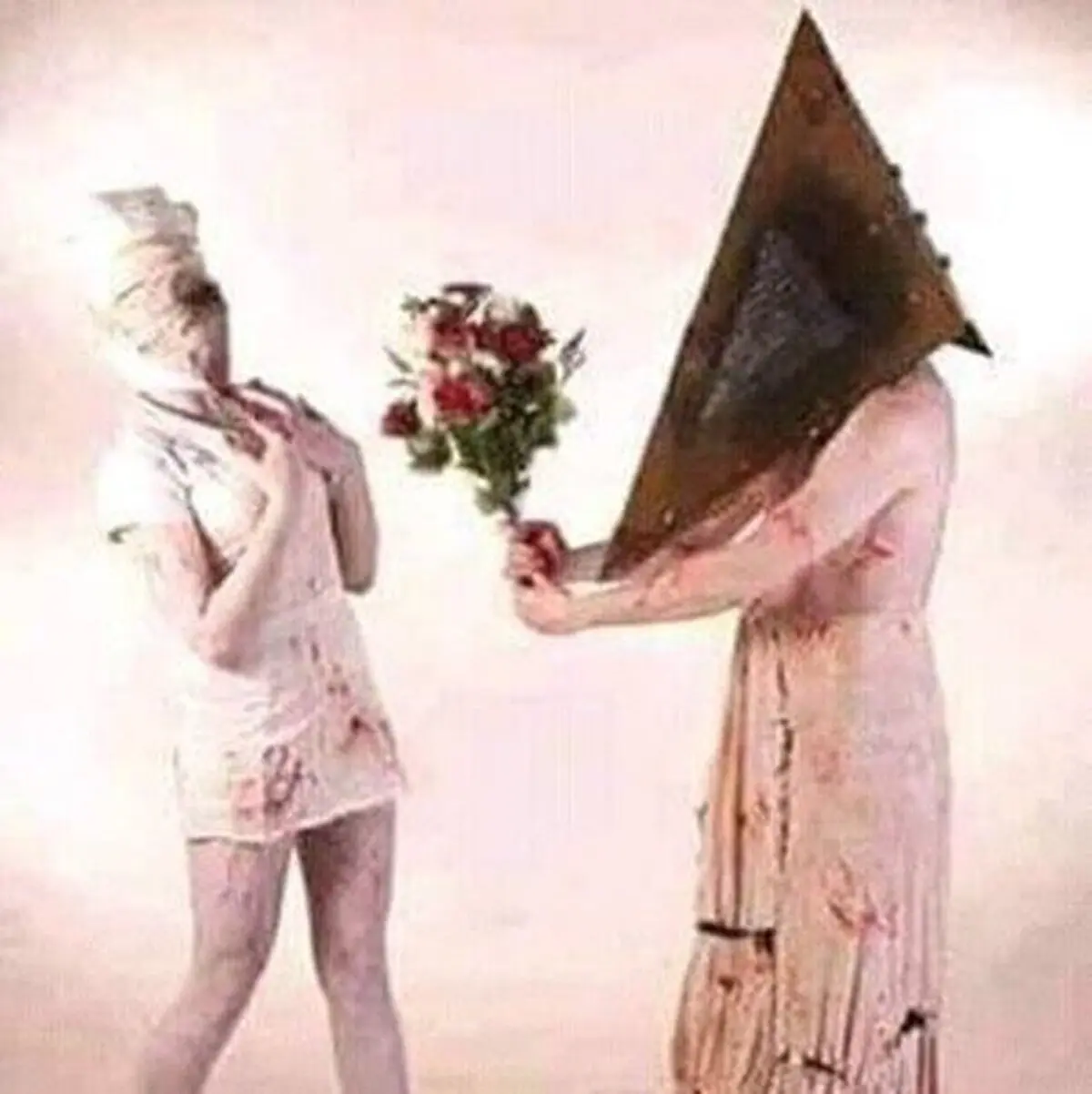 Pyramid head por fin ha encontrado a su media naranja