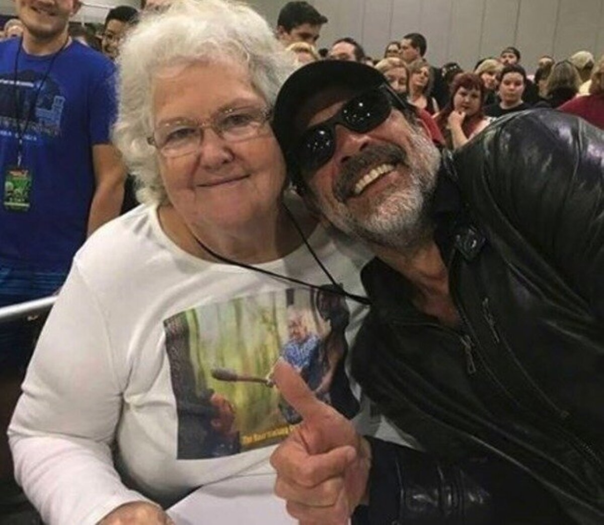 Ni las dulces abuelas pueden resistirse a los encantos de Negan