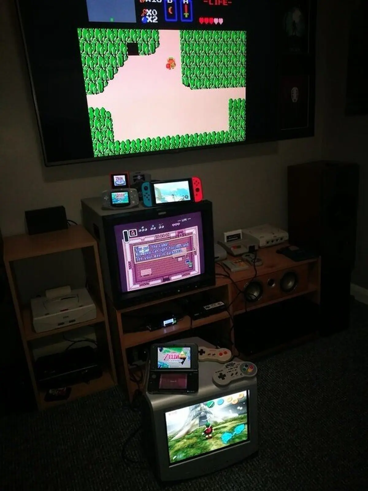 7 generaciones de Zelda en 7 pantallas distintas. Zeldaception 