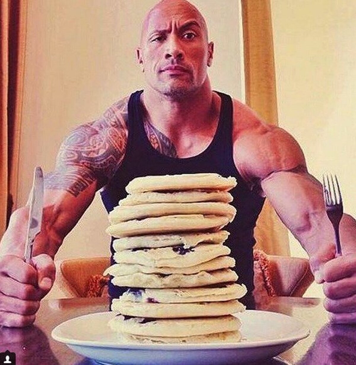 Lo que se mete entre pecho y espalda The Rock para desayunar