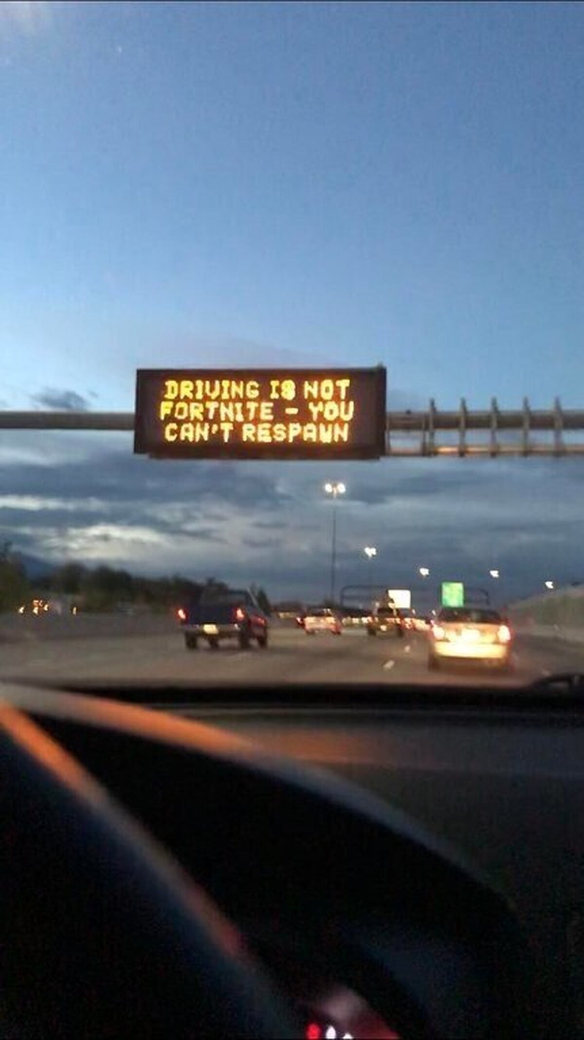 Los avisos de las autopistas se han modernizado a nuestros tiempos