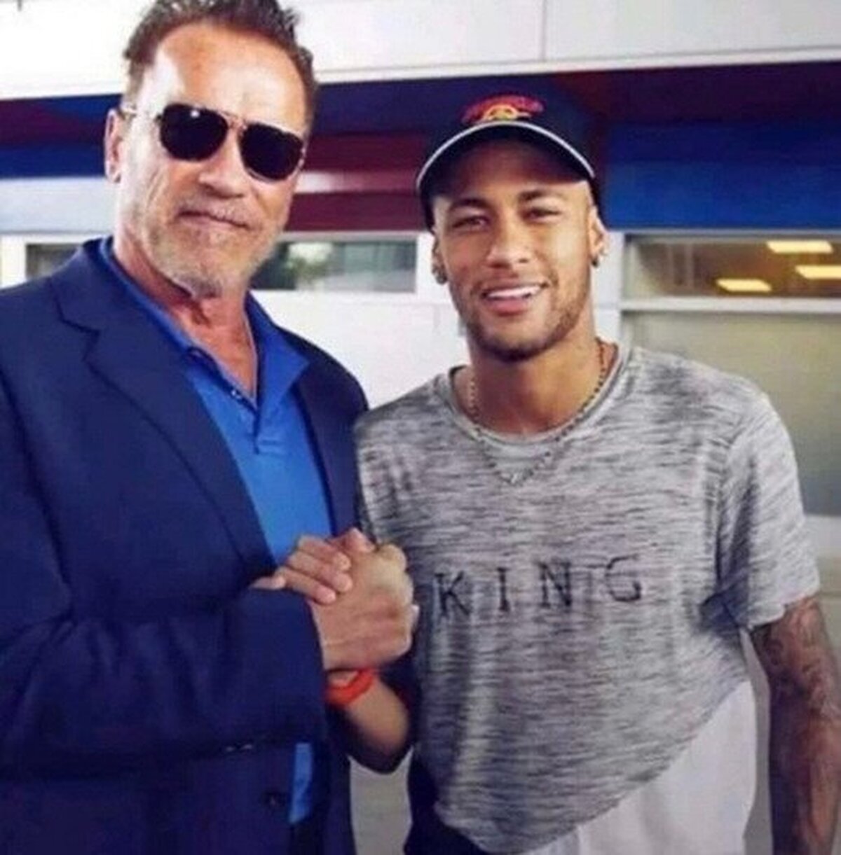 Uno de los mejores actores de la historia posando junto a Schwarzenegger