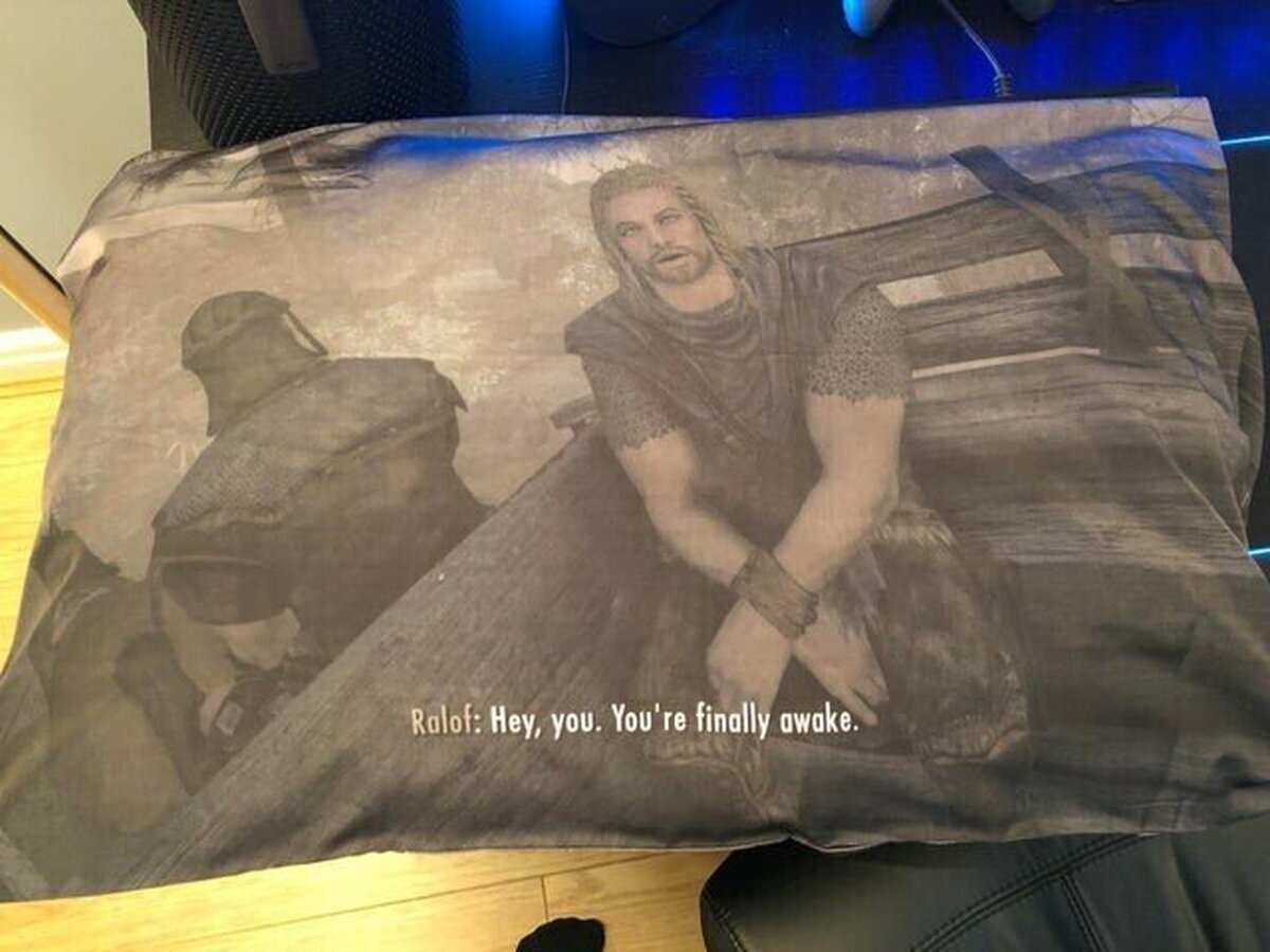 El mejor cojín que le puedes regalar a un fan de Skyrim