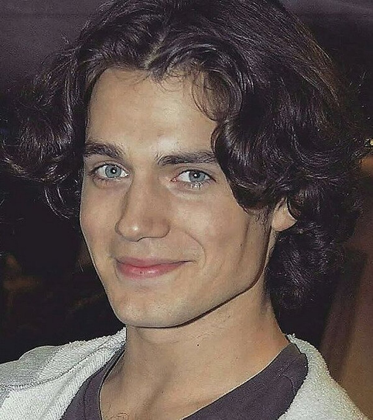 Regalito de una foto de un joven Henry Cavill para empezar el día