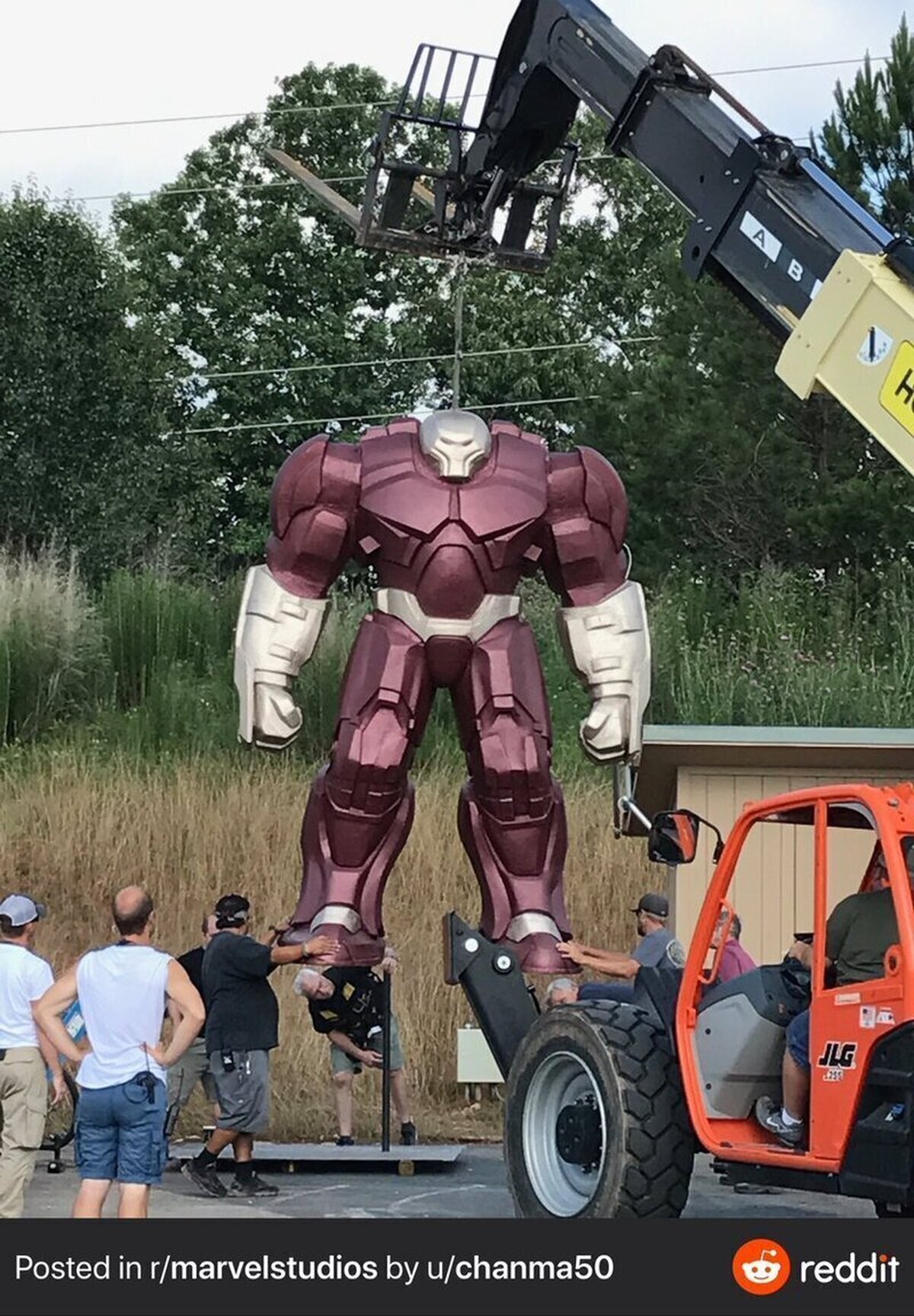 La armadura Hulkbuster llegando al set de Vengadores: Infinity War