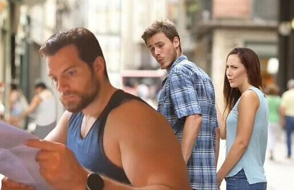 Nadie puede escapar a los encantos de Henry Cavill montando un PC