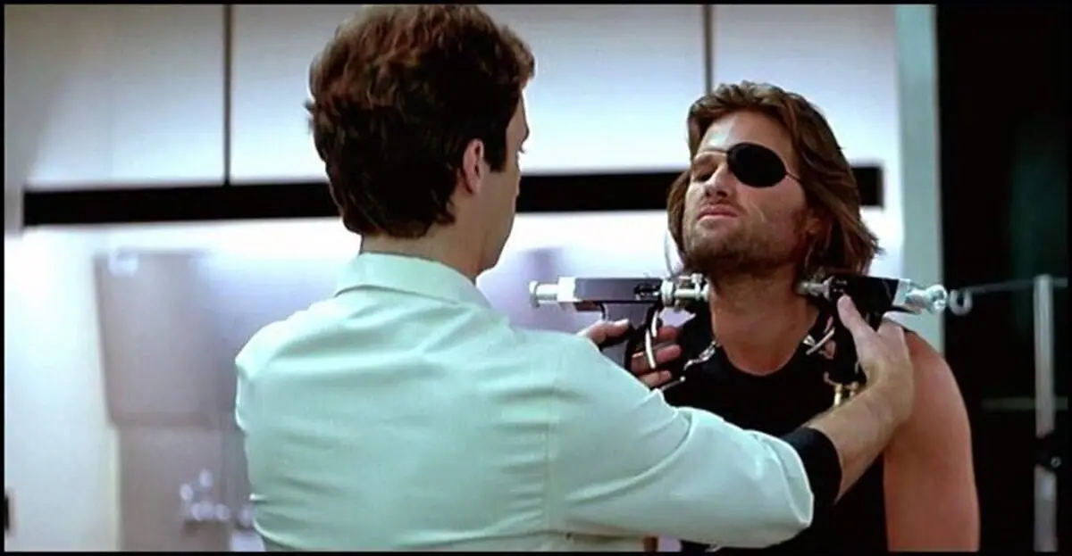 Snake Plissken no tiene tiempo para esperar una segunda dosis de la vacuna