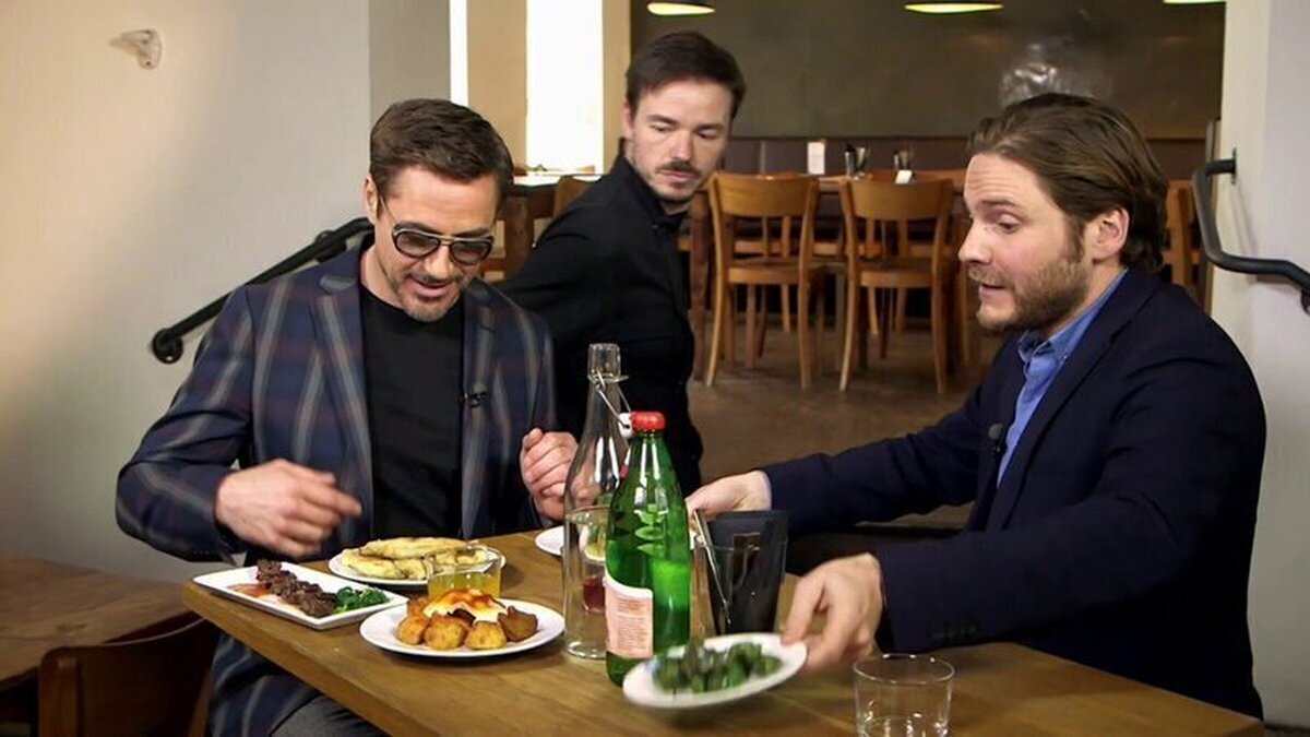 Daniel Brühl dándole a probar pimientos de padrón a Robert Downey Jr