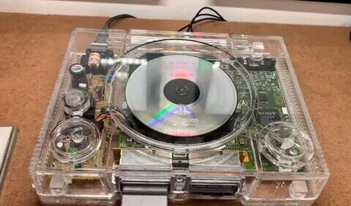 Una PsOne de cristal