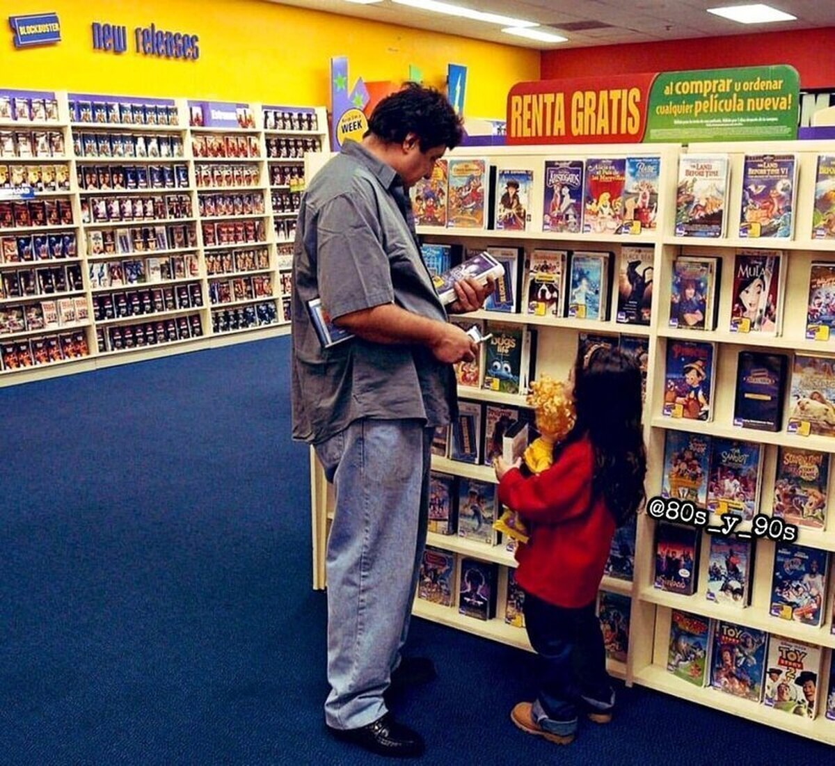 Es el año 1999, llega el fin de semana y tu padre te lleva a Blockbuster a rentar 2 películas para ver durante el fin de semana, la vida es buena