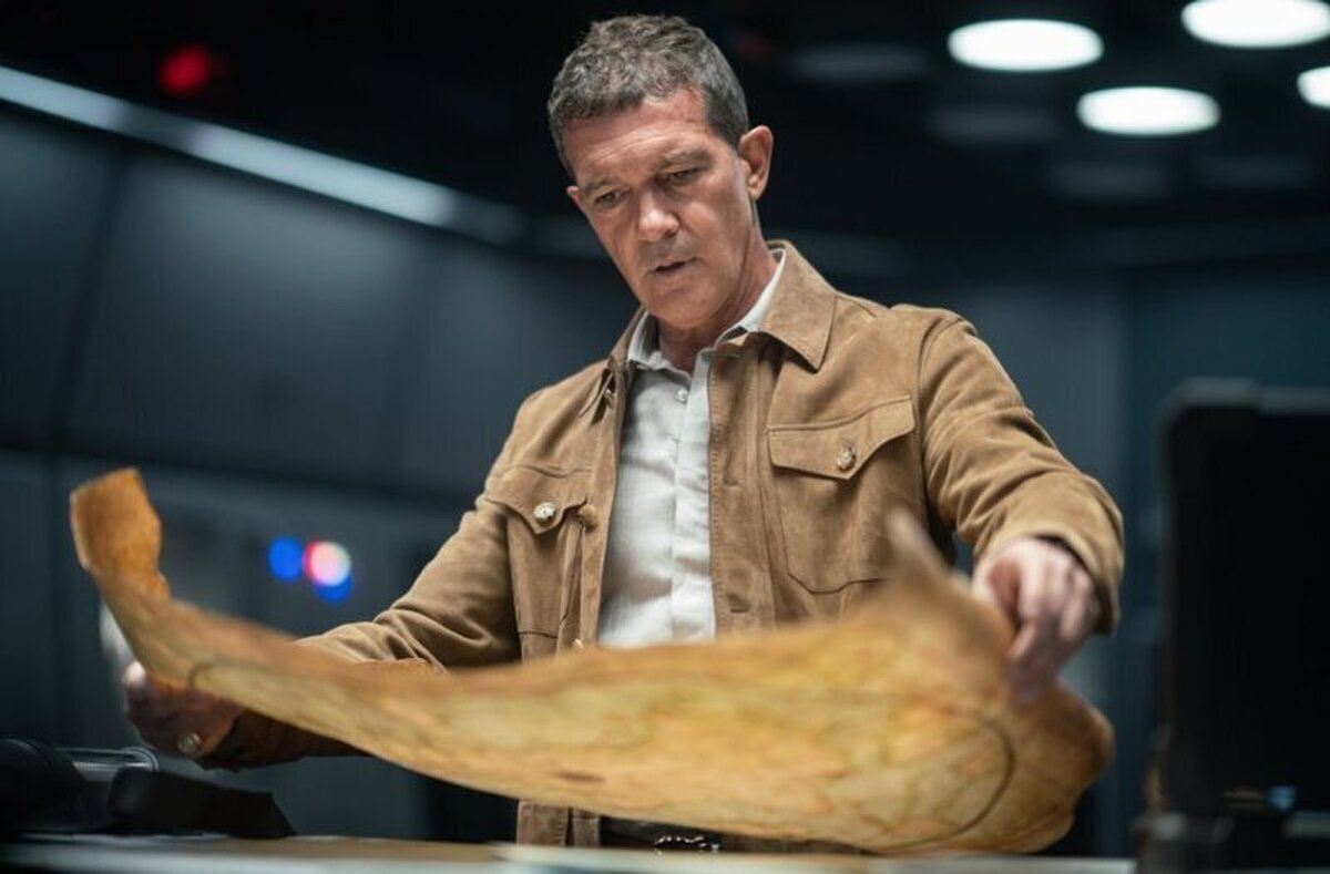 Pensé que Antonio Banderas tenía un jamón en las manos en esta imagen promocional de Uncharted