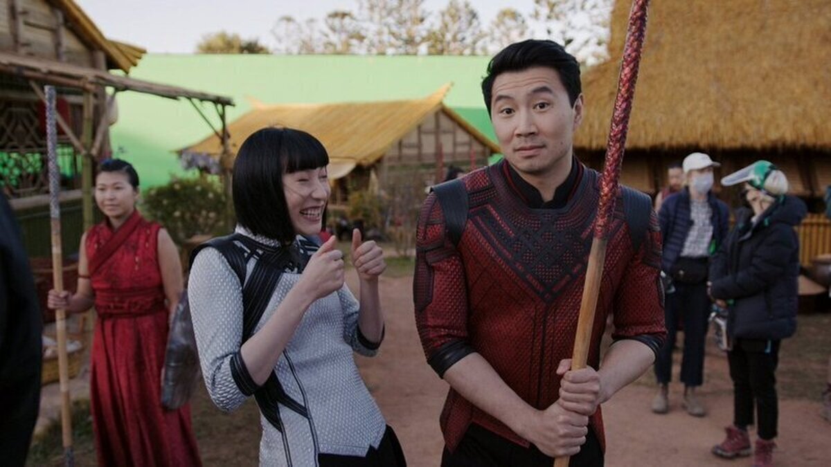 Simu Liu y Meng'er Zhang detrás de las cámaras de Shang-Chi y la Leyenda de los Diez Anillos