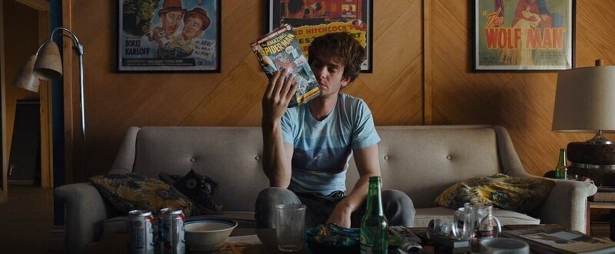 Andrew Garfield sujetando un cómic de THE AMAZING SPIDER-MAN en la película UNDER THE SILVER LAKE (2018)