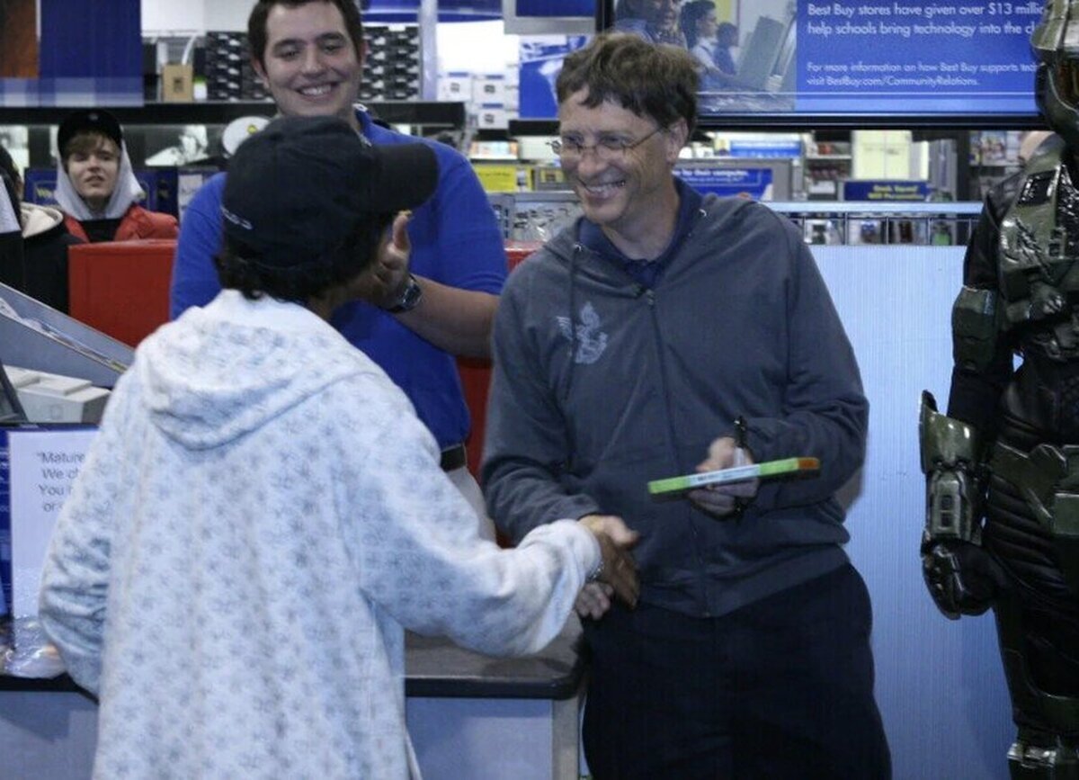 Bill Gates vendiendo la primera copia de Halo 3 en 2007