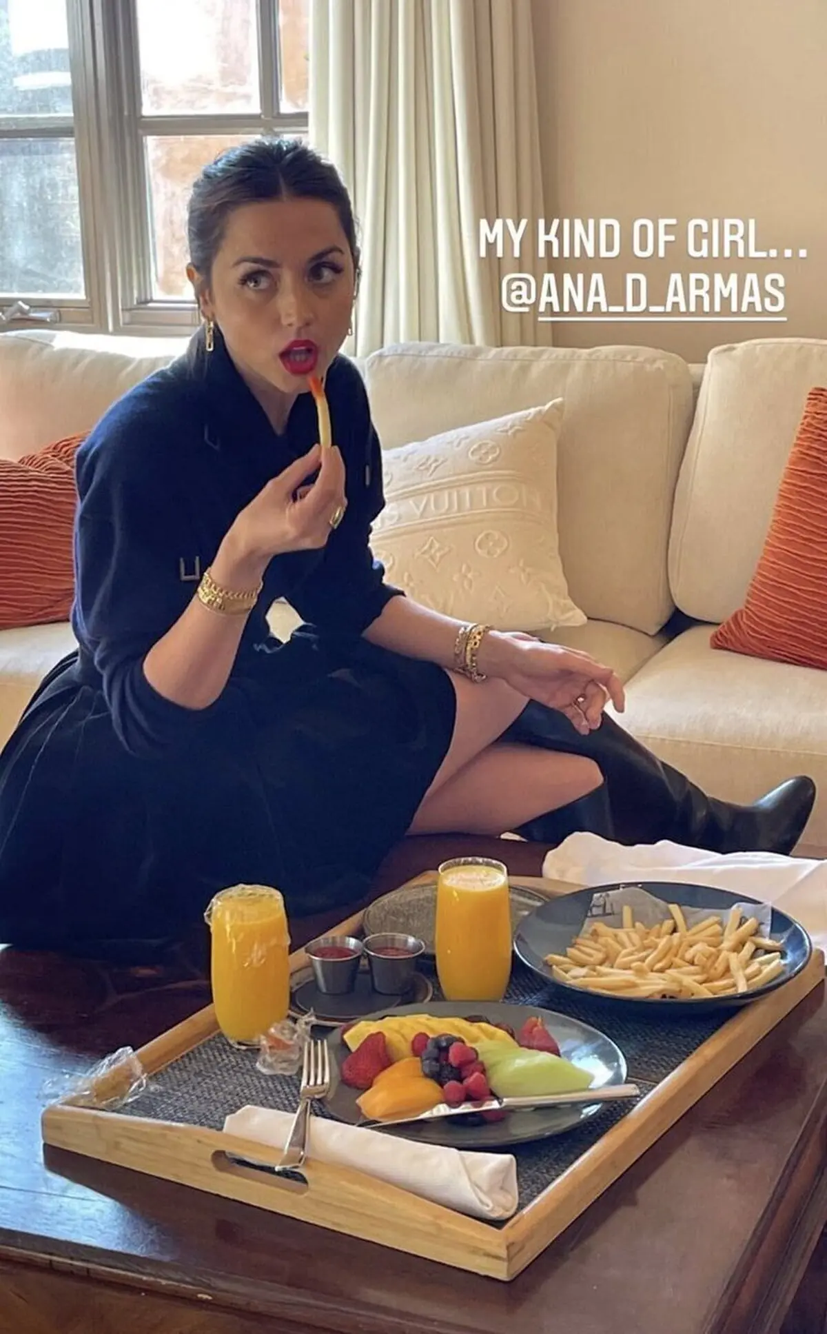 Ana de Armas comiendo patatas fritas