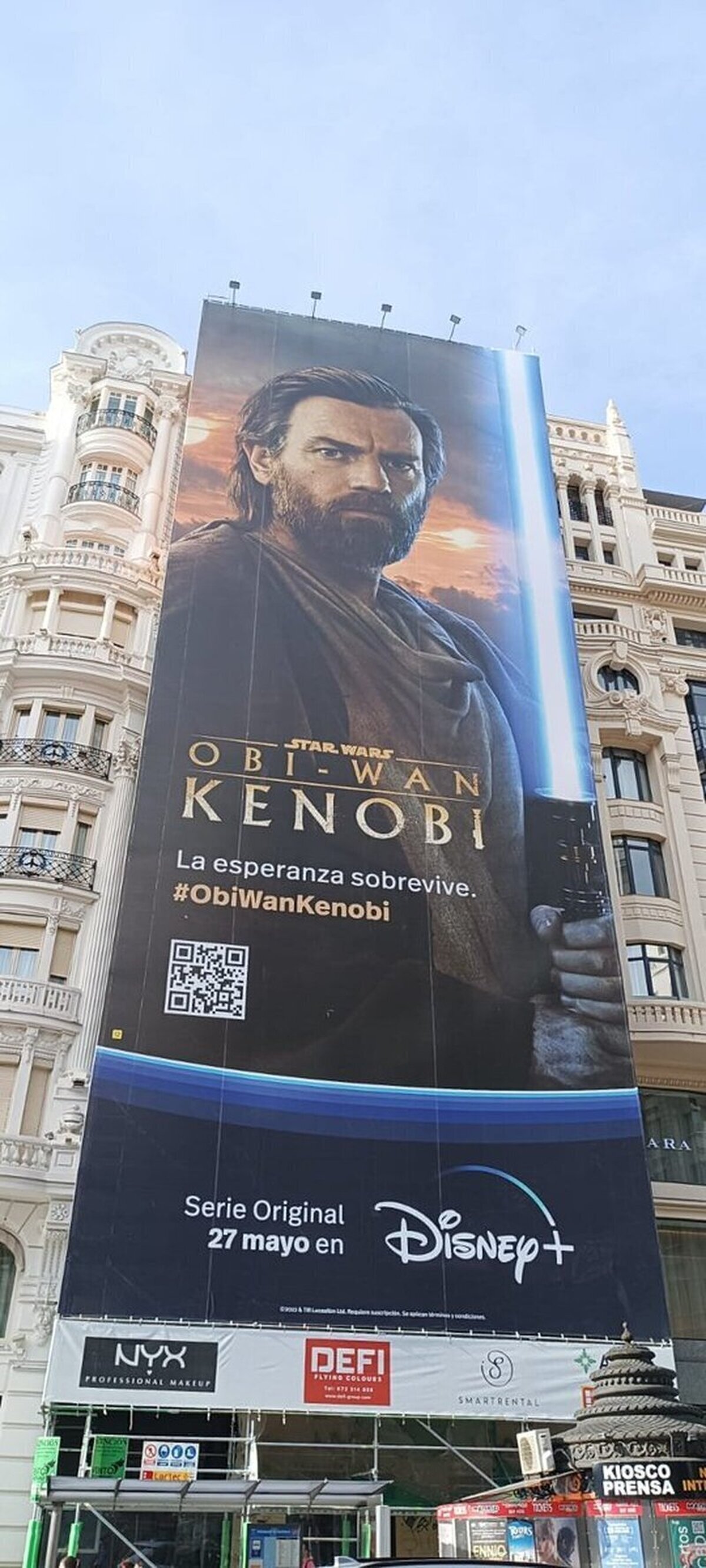 Hola @DisneyPlusES @StarWarsEs, cuando quitéis esto de la calle, ¿me la podéis dar?Quiero colgarla de la fachada de mi casa 