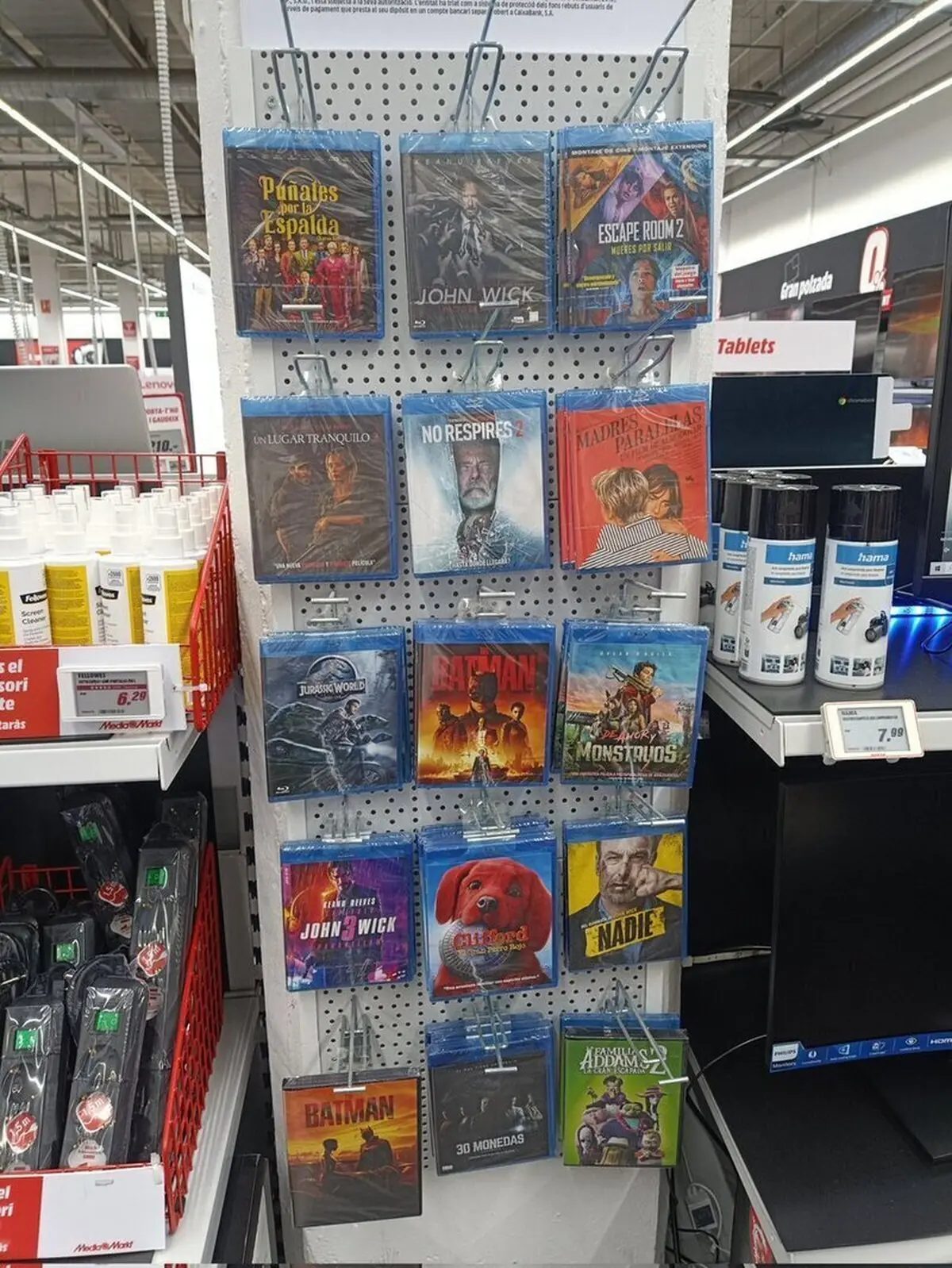 Esto es lo que queda de formato físico en el MediaMarkt del centro comercial de Sant Cugat. Tela.  