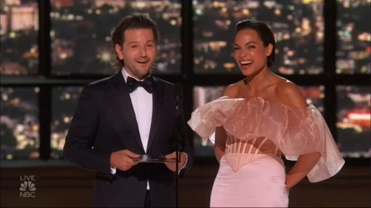 ¡Rosario Dawson (#Ahsoka) y Diego Luna (#Andor) en el escenario de los EMMYS!
