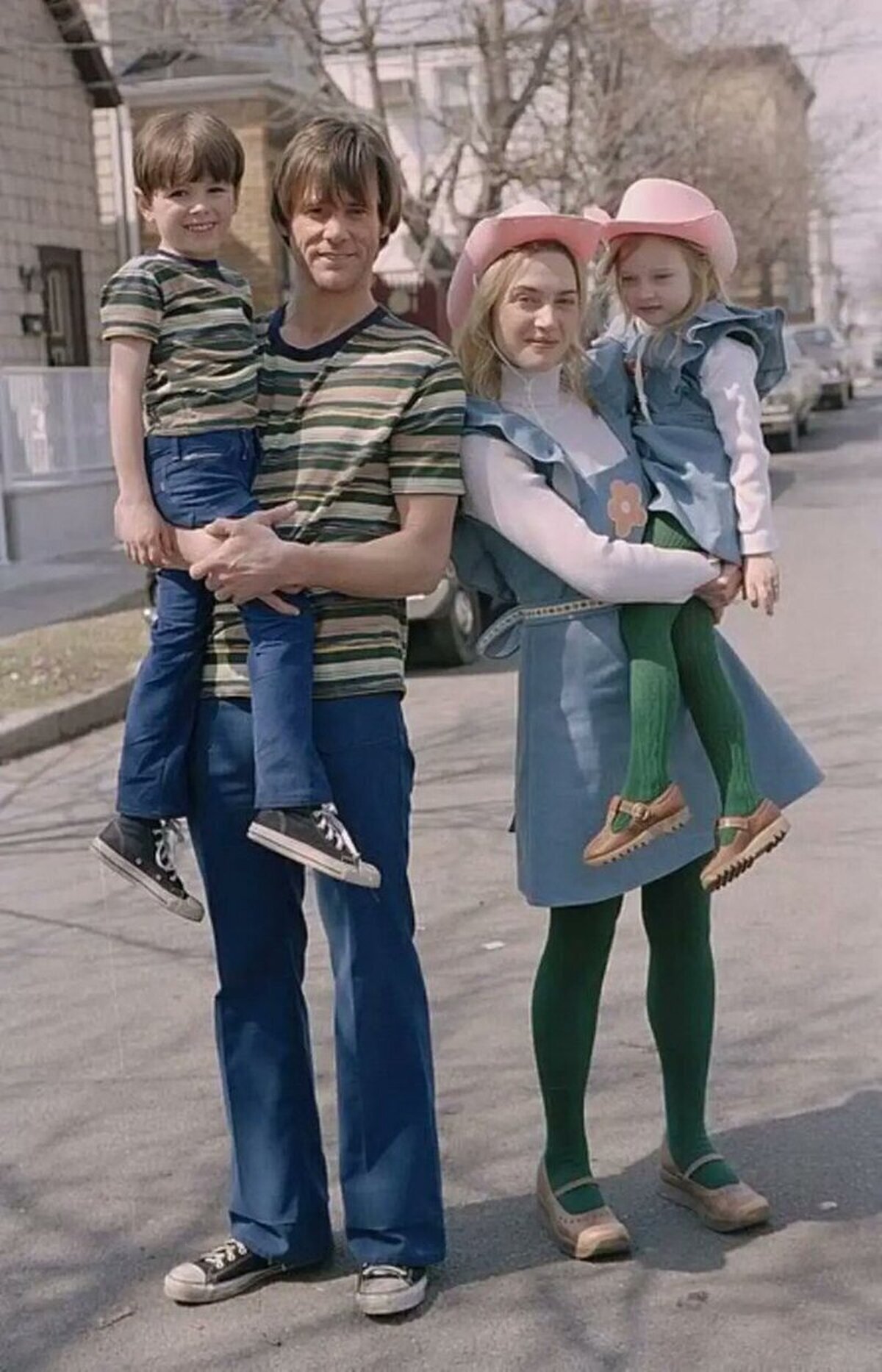 Jim Carrey y Kate Winslet junto a los niños actores que interpretaron sus papeles de pequeños en "Eternal Sunshine of the spotless mind" (2014).  