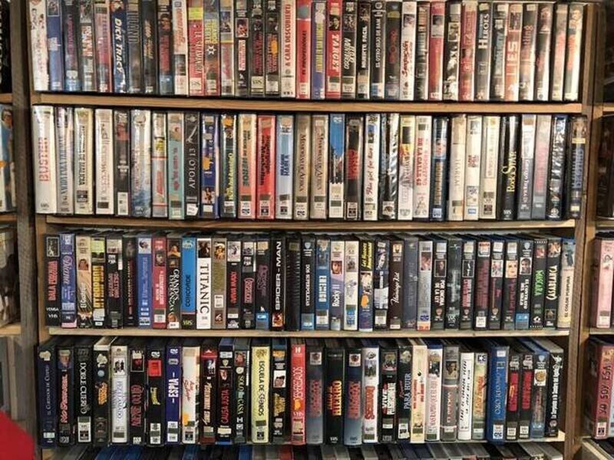 Es viernes, vas al videoclub a coger 3 películas para el finde.Llegas a esta estantería, ¿cuáles te llevas?  