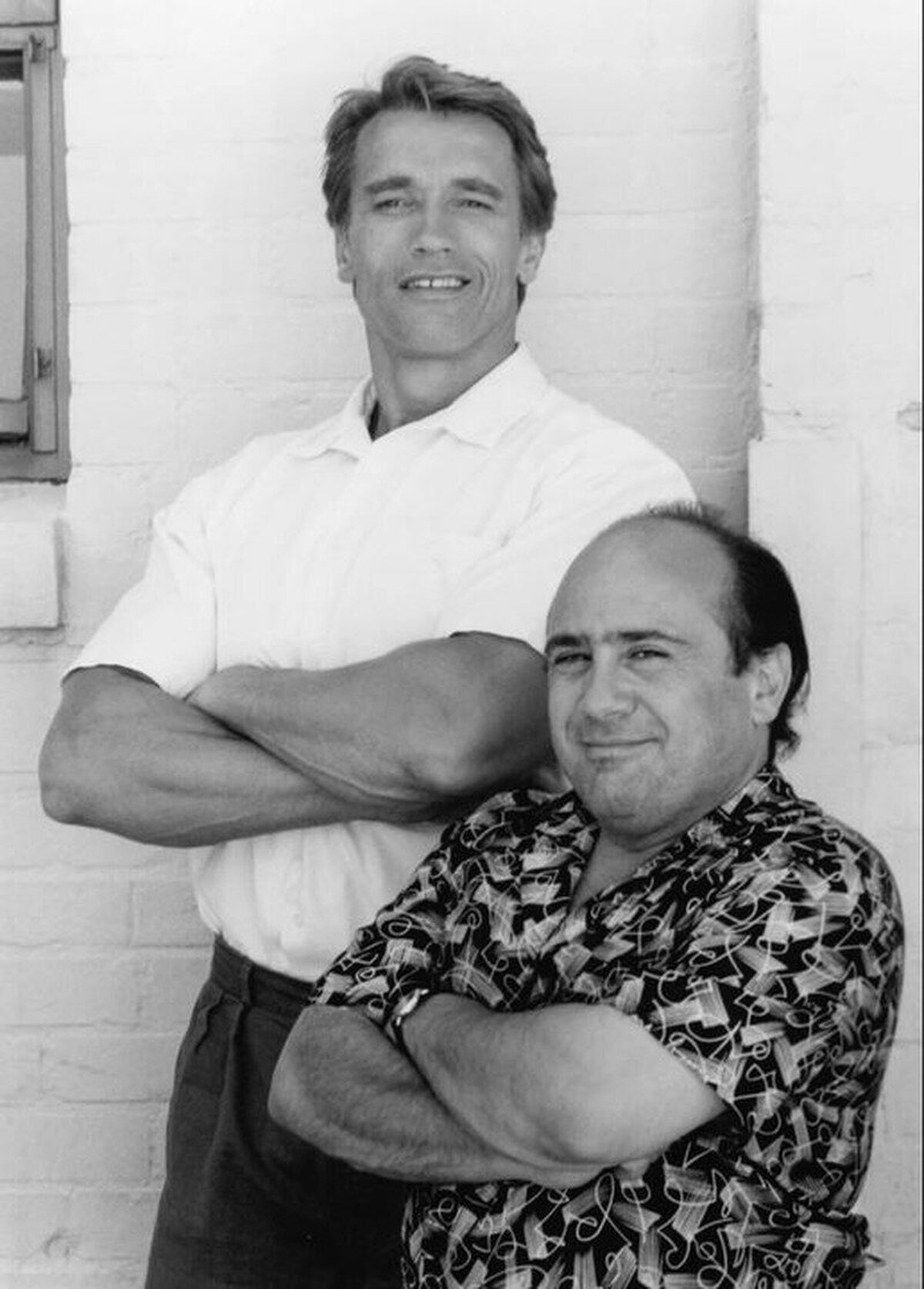 Danny Devito con su hermano gemelo en 1988