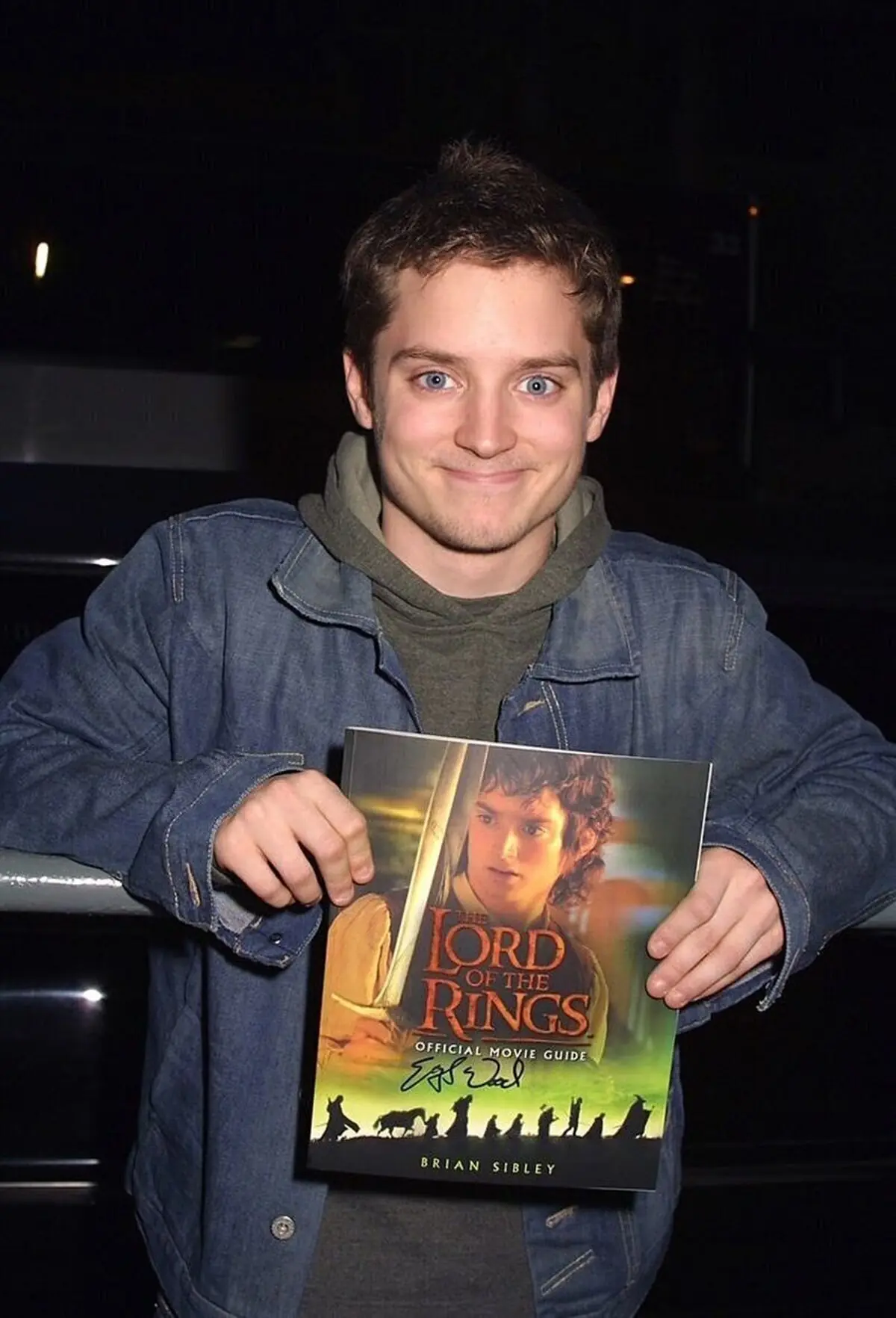 Aquí os dejo a Elijah Wood con 18 años sujetando la guía oficial de El Señor de los Anillos
