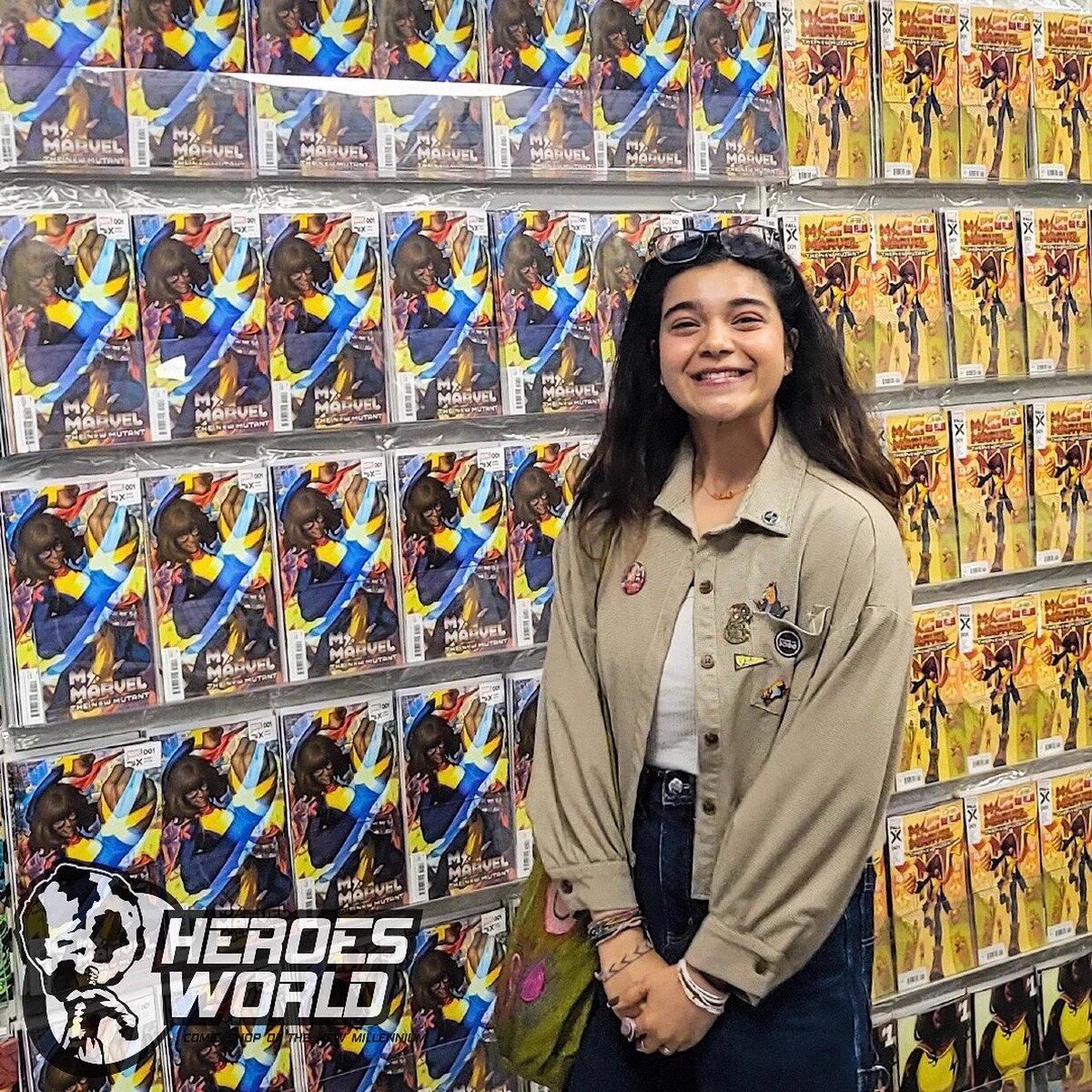 Iman Vellani posando con el cómic de 'MS.MARVEL' que está co-escrito por ella. Iman Vellani se ha pasado el juego, es Kamala Khan 