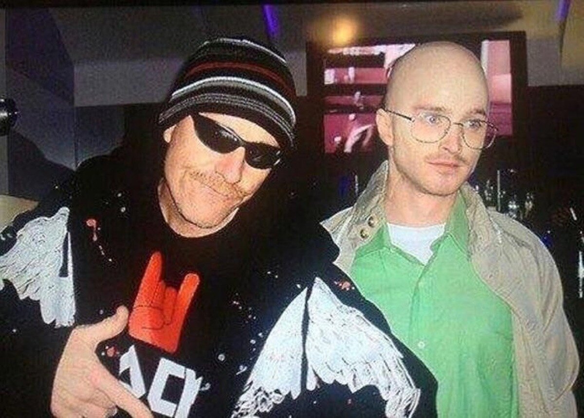 Genial fotografía de Bryan Cranston y Aaron Paul vestidos como el personaje del otro