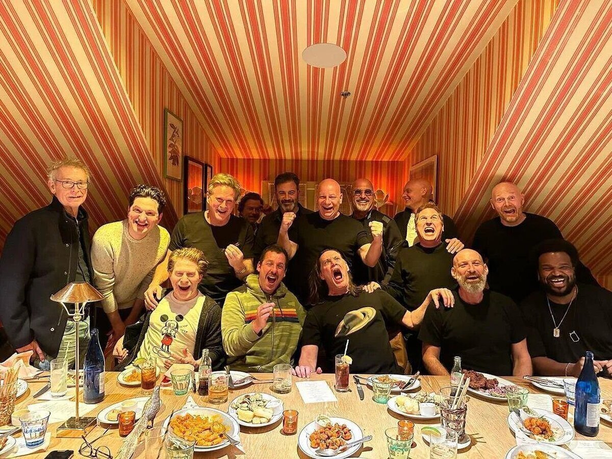 Cena del 62 cumpleaños de Jim Carrey con muchas estrellas, entre ellas Adam Sandler, Ben Schwartz, Craig Robinson etcétera...