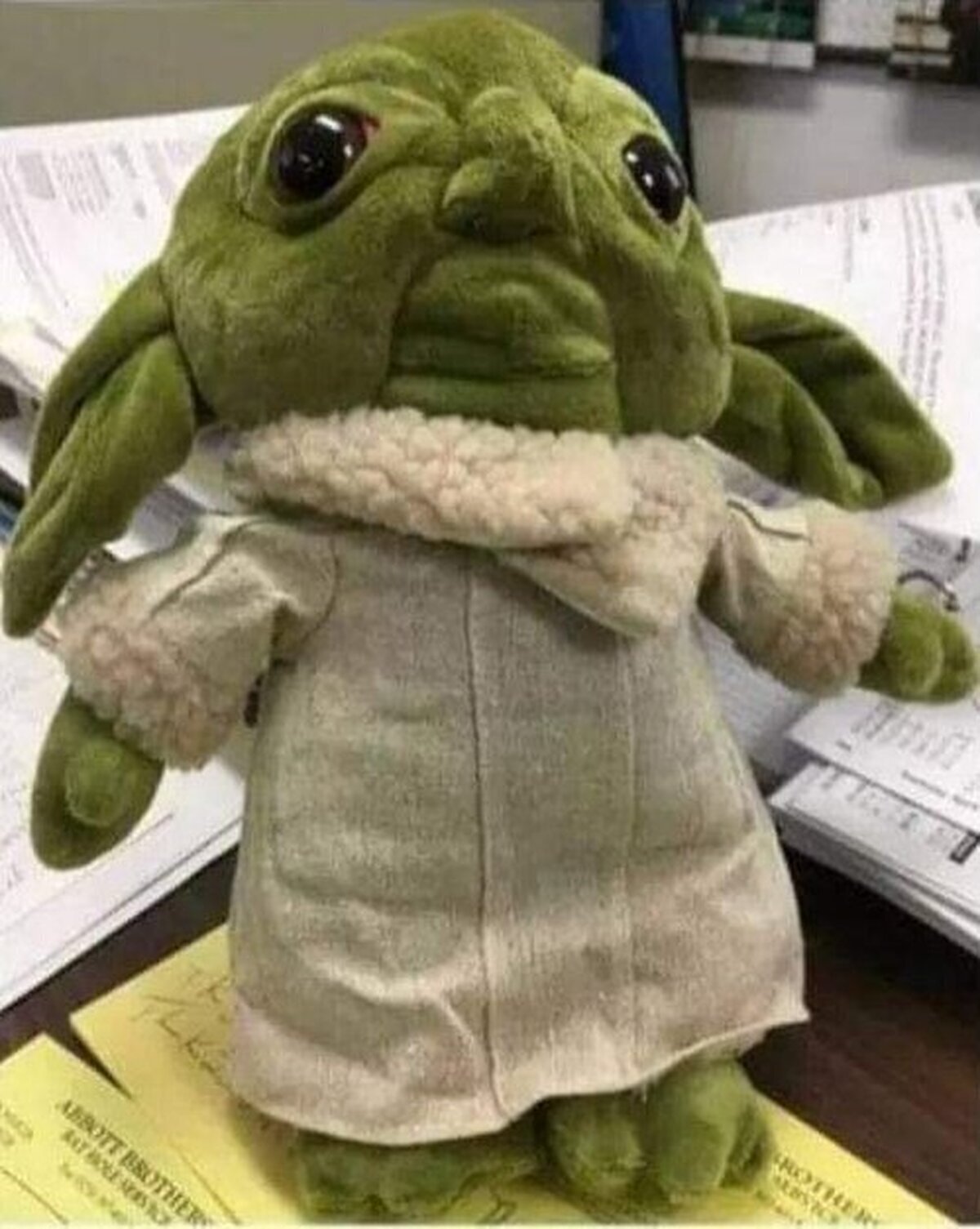 Ha tardado tanto en venir un peluche de Grogu que pedí por AliExpress que me ha llegado muy mayor de edad...