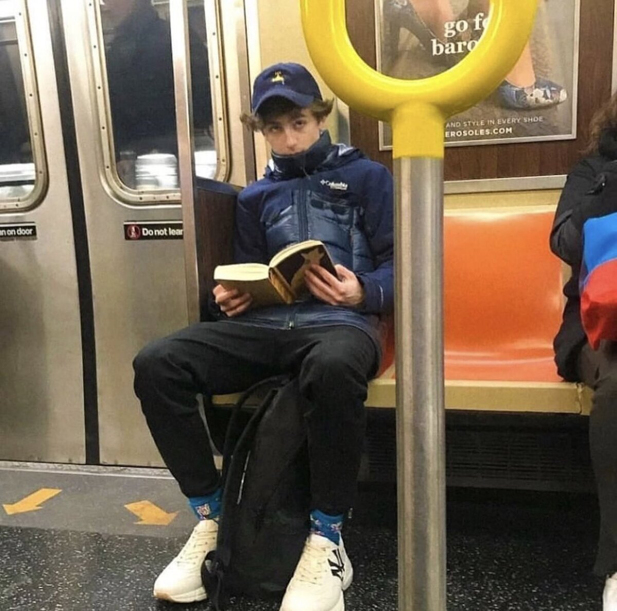 Una foto de Timothée Chalamet leyendo el libro "Dune" en 2018.