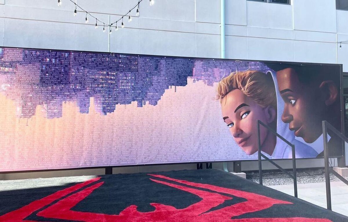 Un mural de 'SPIDER-MAN ACROSS THE SPIDER-VERSE' con los nombres de todos los artistas que trabajaron en la película.