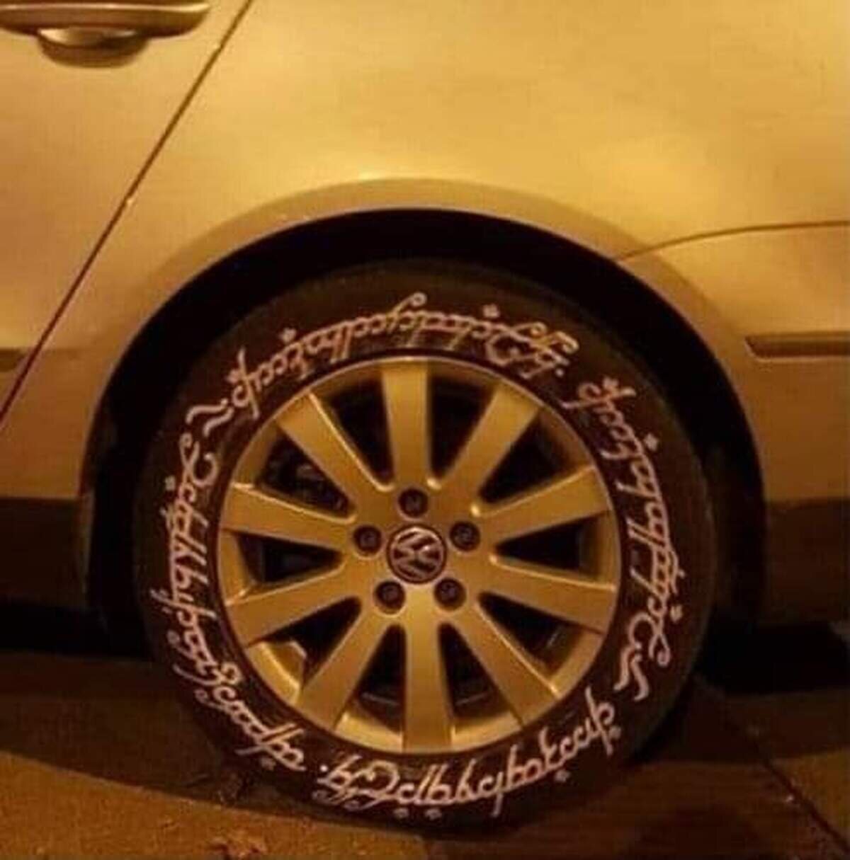 Una rueda para gobernarlos a todos, una rueda para conducirlos a todos a las tinieblas.