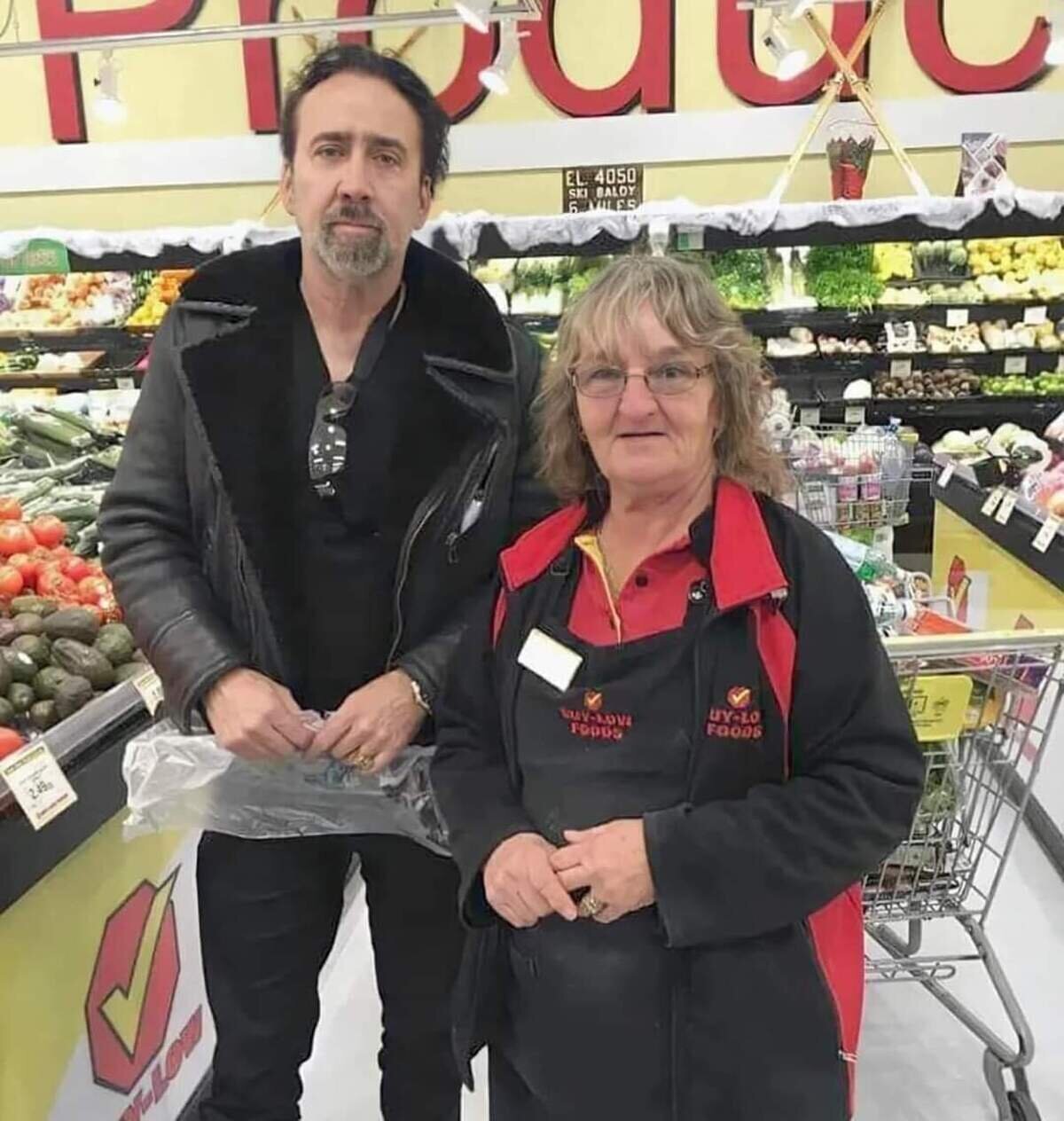 Cómo envidio a esta señora, trabajar en el supermercado y encontrarte al mismísimo John Travolta