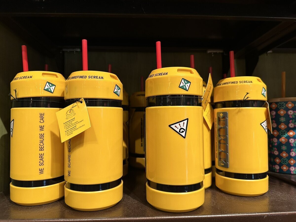 Las botellas para beber imitando los contenedores de gritos de Monstruos S.A.