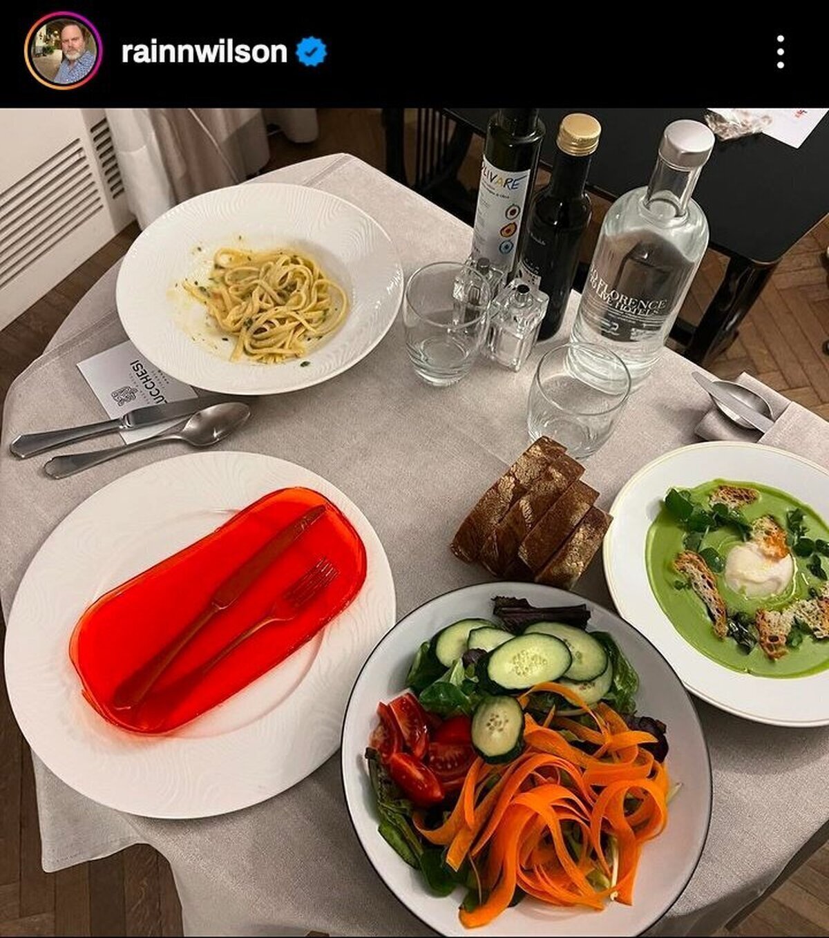 El actor q hace de Dwight en The Office pidió su comida en un hotel y le trajeron los cubiertos metidos en gelatina