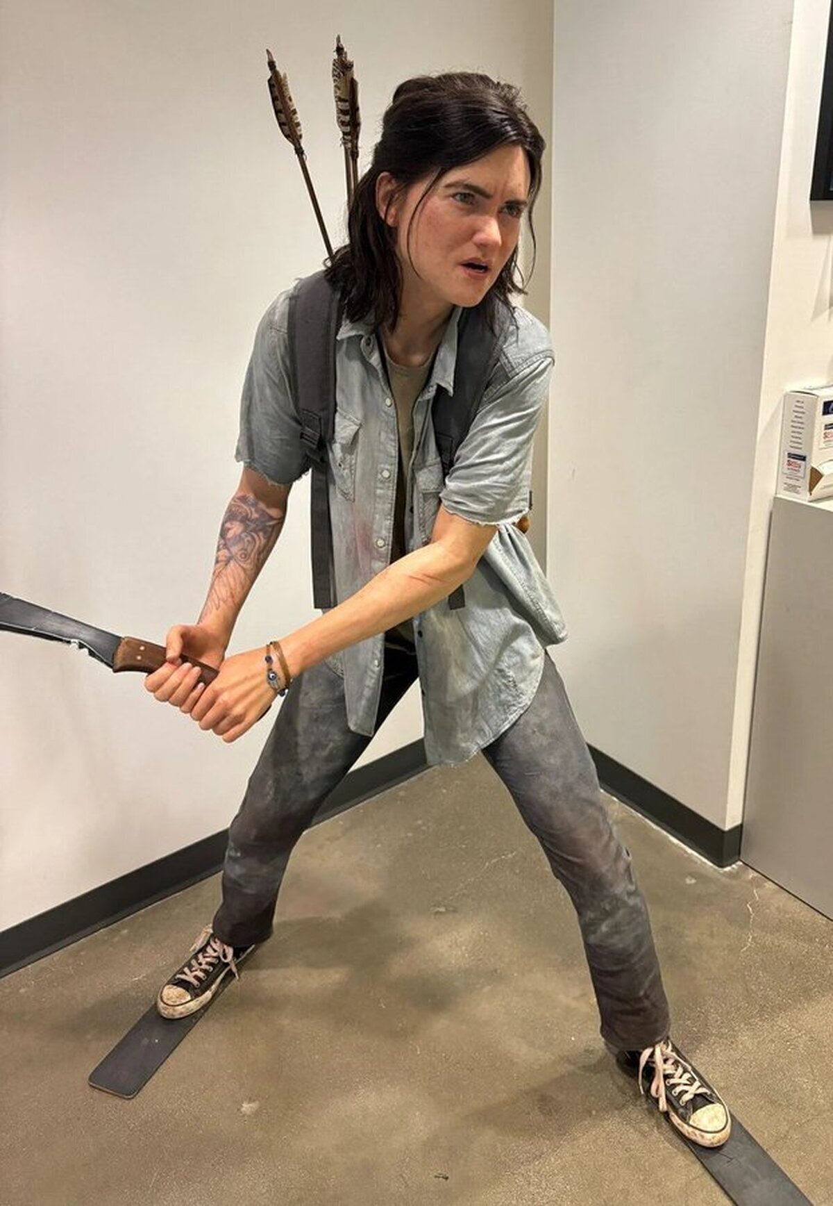 Estatua de Ellie en la sede de Naughty Dog