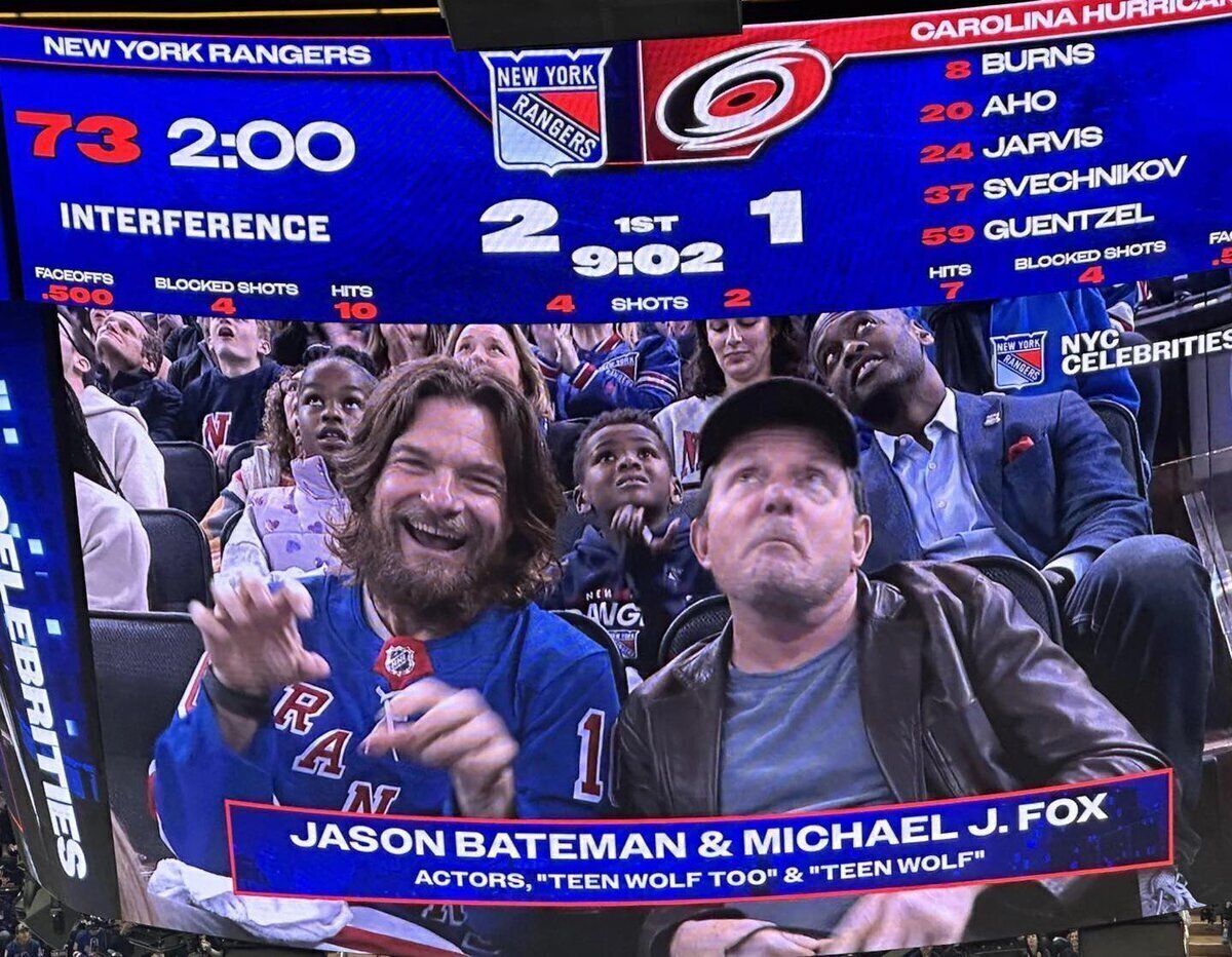 Los dos Teen Wolf juntos viendo un partido de hockey