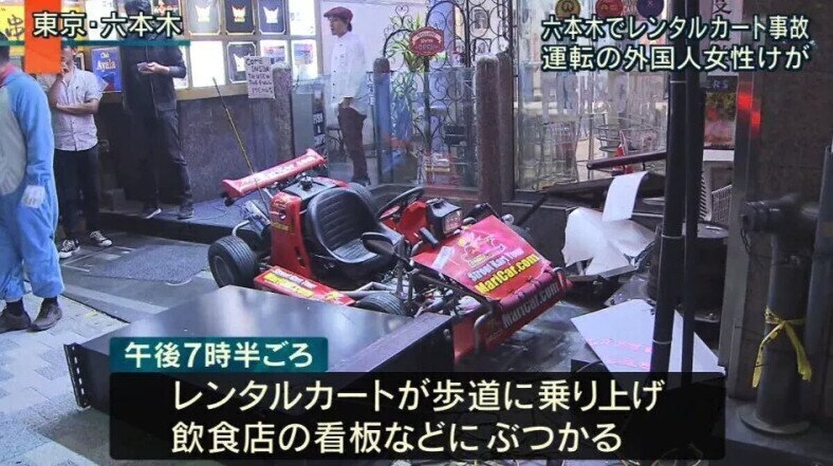 Un turista se estrella con los vehículos de Mario Kart en Tokyo