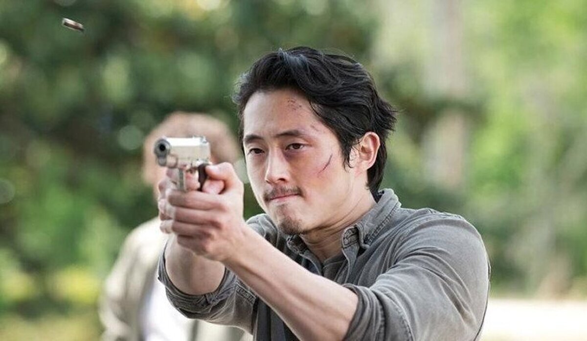 Steven Yeun raja de The Walking Dead por usar todos estos estereotipos asiáticos con Glenn