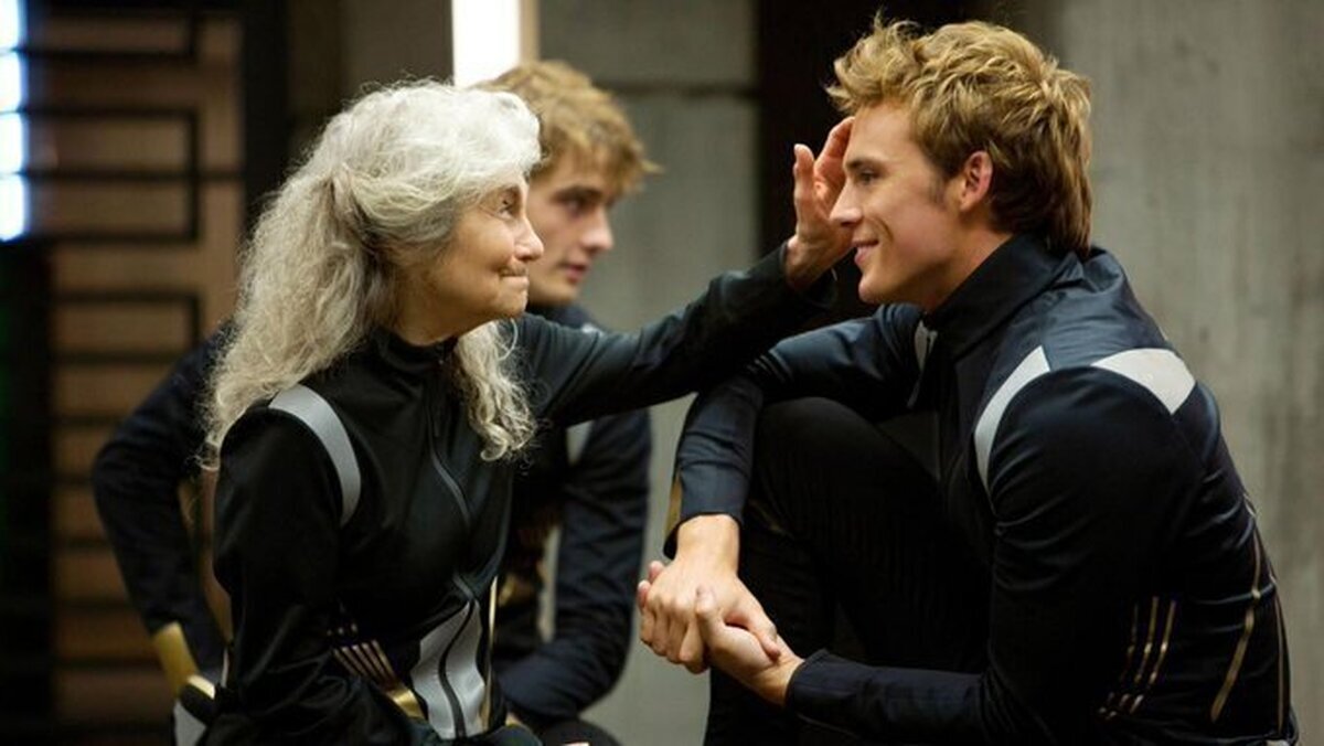 'Los juegos del hambre': Llorarás con el mensaje de despedida de Sam Claflin a Lynn Cohen tras su muerte