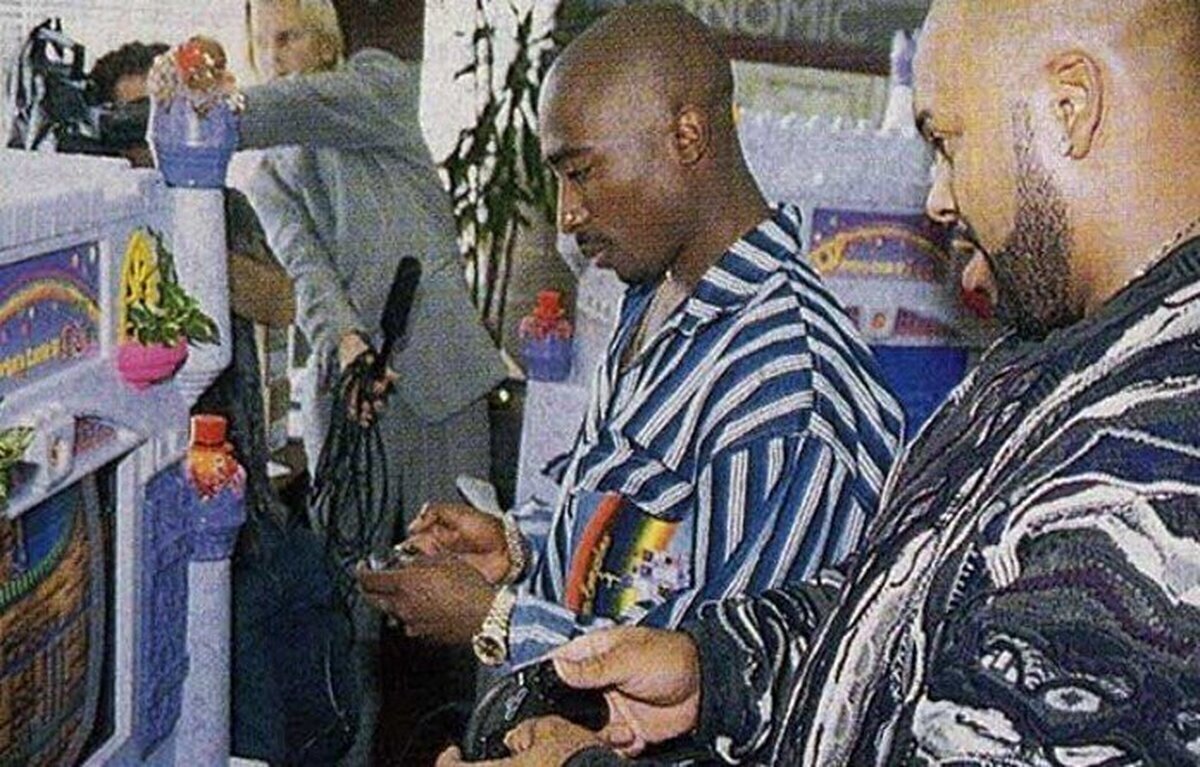 Tupac jugando a Sonic The Hedgehog 2.