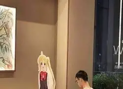 Este chico es viral en Japón porque salió a cenar en público con su panel de Nijika Ijichi.