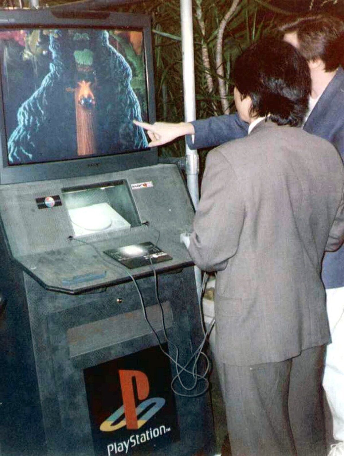 Shigeru Miyamoto probando el Crash Bandicoot en el E3 de 1996