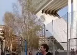 Pedrito Pascal sorprende a los niños de una escuela de Oviedo para firmar autógrafos