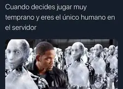 El único humano en el lobby