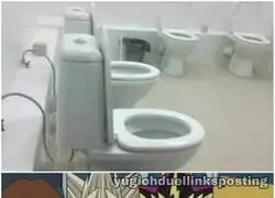 Se viene un duelo en el baño