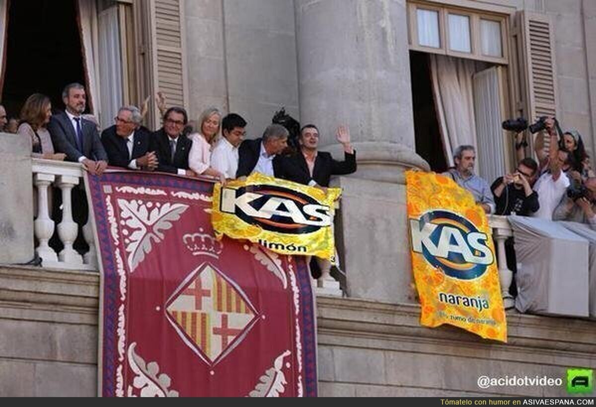 La lucha por las banderas sigue en el Ayuntamiento de Barcelona