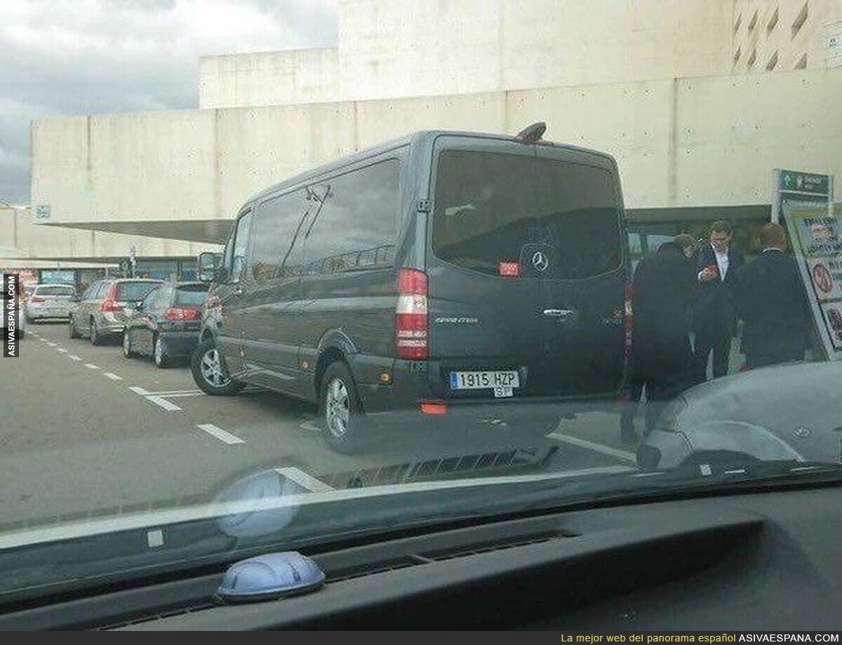 Polémica por donde aparcó su coche Albert Rivera con su equipo