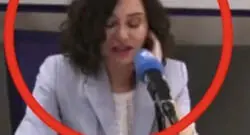 Cada vez queda más claro que a Isabel Díaz Ayuso le chivan las respuestas en las entrevistas